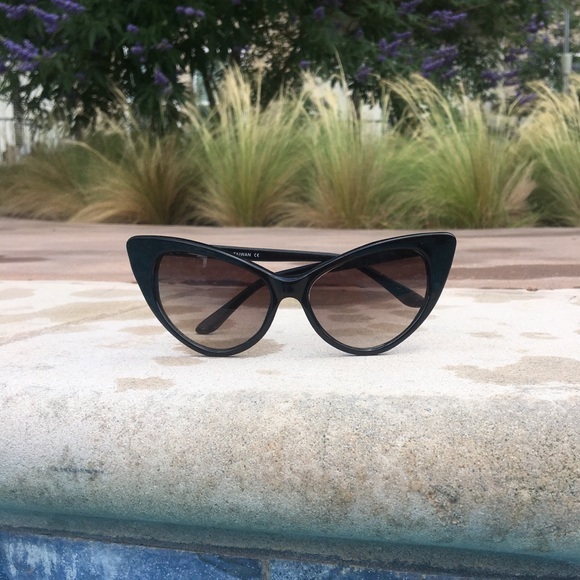 “Leah” Sleek Lady Cat Eye Small Frame Sunnies - Picture 2 of 3